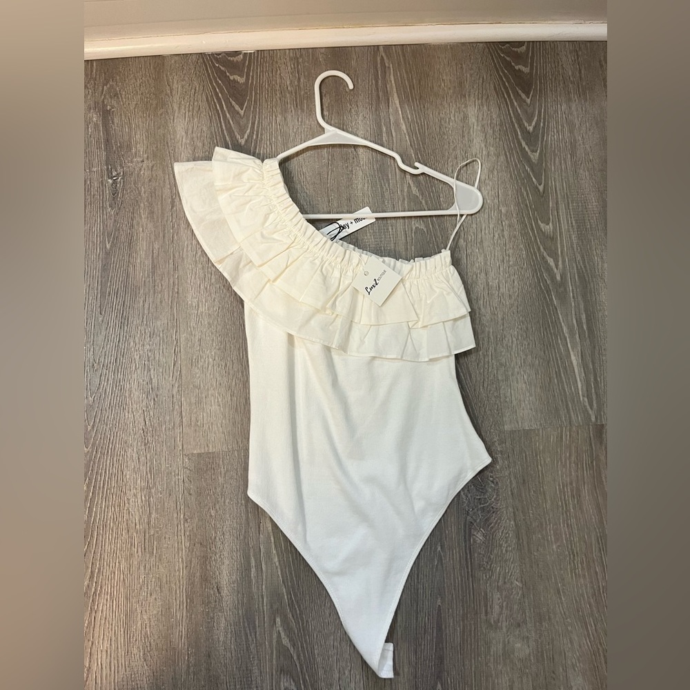 NWT Off the shoulder body suit in White size Medium